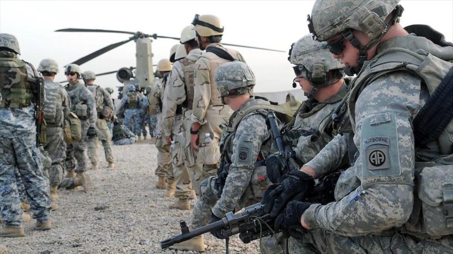 Soldados del Ejército de EE.UU. se preparan para subir a helicópteros CH-47 Chinook, este de Bagdad, capital de Irak, 26 de junio de 2009.