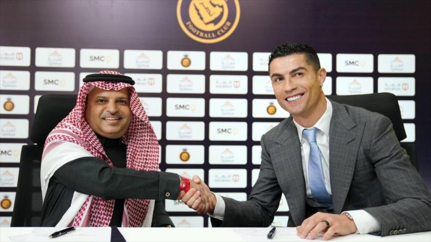El futbolista Cristiano Ronaldo (dcha.) y el presidente del club saudí Al-Nassr, Musalli Al-Muammar, en Riad, 3 de enero de 2023. (Foto: Getty Images)