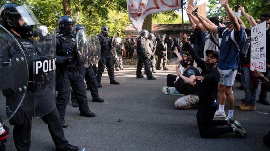 Agentes de la Policía de EEUU se enfrenta a los manifestantes en Washington, 1 de junio de 2020. (Foto: Reuters)