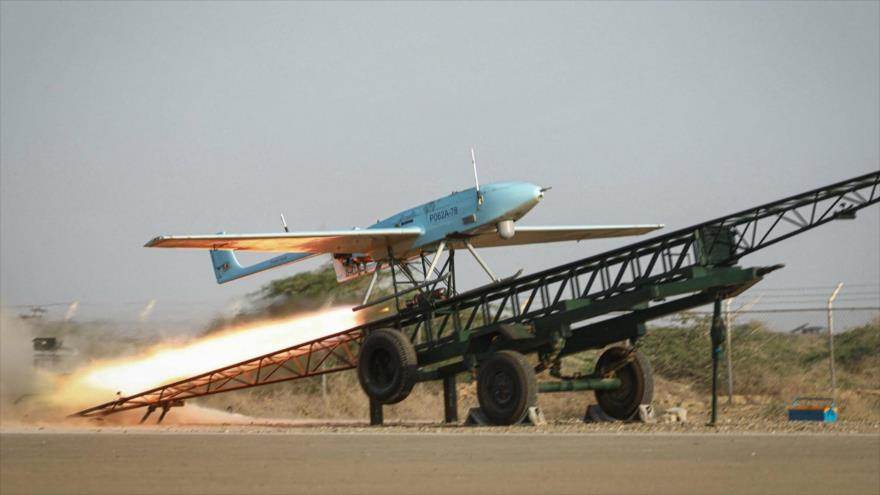 Lanzamiento de un dron iraní durante un ejercicio militar.
