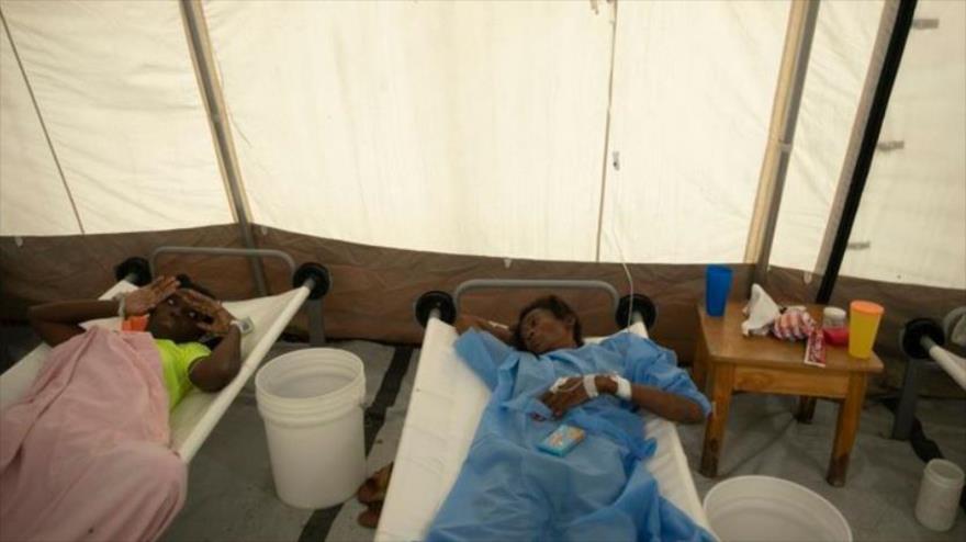 Dos personas ingresadas por cólera en un hospital de campaña en Haití.