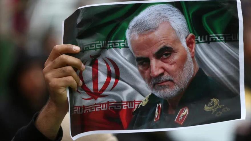 Un iraní sostiene una foto del mártir Qasem Soleimani, comandante de Fuerza Quds del CGRI de Irán, Teherán, Irán, 4 de enero de 2020. (Foto: Reuters)