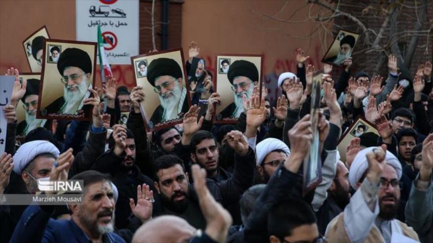 Protestan frente a embajada francesa en Irán por blasfemia