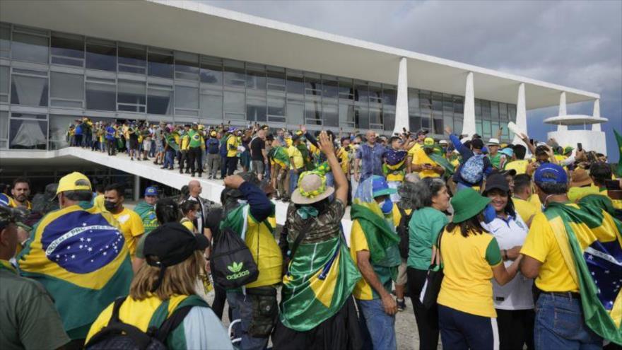 ¿Policía es cómplice de los alborotadores bolsonaristas en Brasil? | HISPANTV