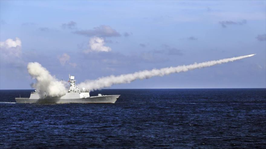 Una fragata china lanza un misil antibuque durante un ejercicio en el mar de la China Meridional. (Foto: AP)