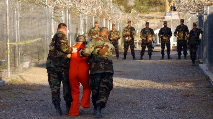 Traslado de un preso en la cárcel de Guantánamo, situada en una base militar de EE.UU. en el este de Cuba.