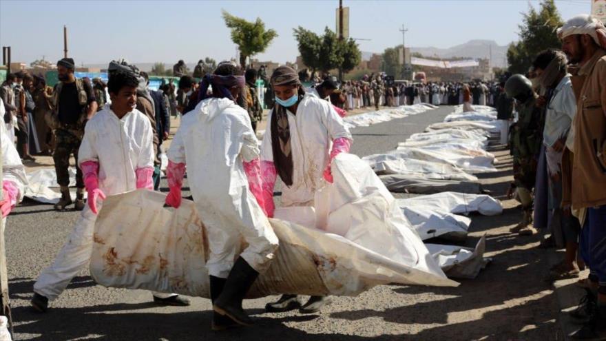 Yemeníes llevan muertos tras un ataque aéreo de Arabia Saudí a la ciudad de Saada, Yemen, 25 de enero de 2022. (Foto: Getty Images)