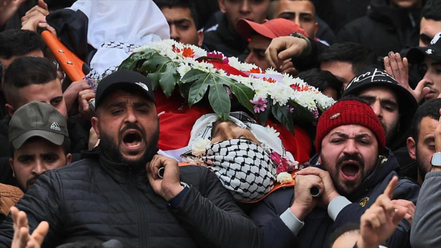 El funeral de Samir Aslan en el campamento de refugiados de Qalandiya, en la Cisjordania ocupada, 12 de enero de 2023. (Foto: AFP)