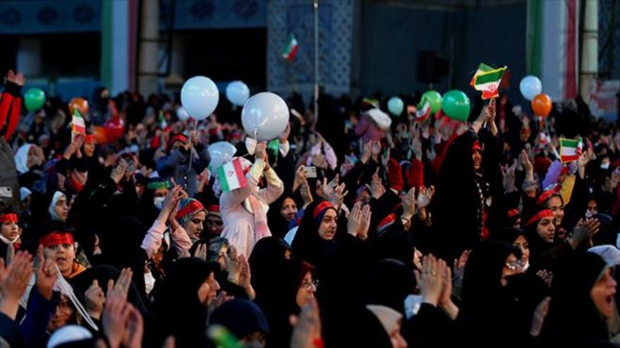 Mujeres iraníes celebran el aniversario del nacimiento de Hazrat Fátima (P) en Isfahán (centro), 12 de enero de 2023.