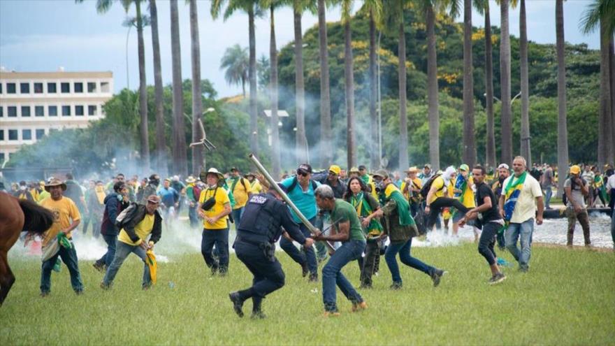 Partidarios del expresidente Jair Bolsonaro chocan con las autoridades durante su ataque al Congreso. 