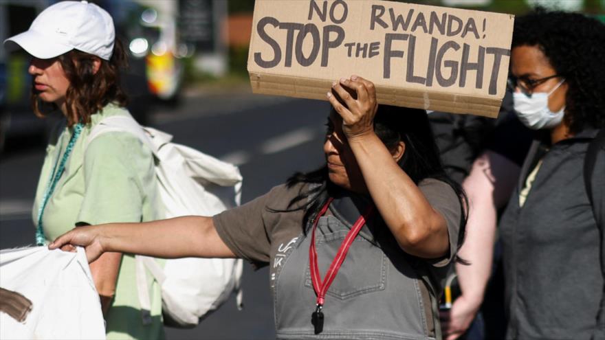 Manifestantes en una protesta contra deportación de los refugiados del Reino Unidos a Ruanda en Londres, 14 de junio de 2022. (Foto: Reuters)