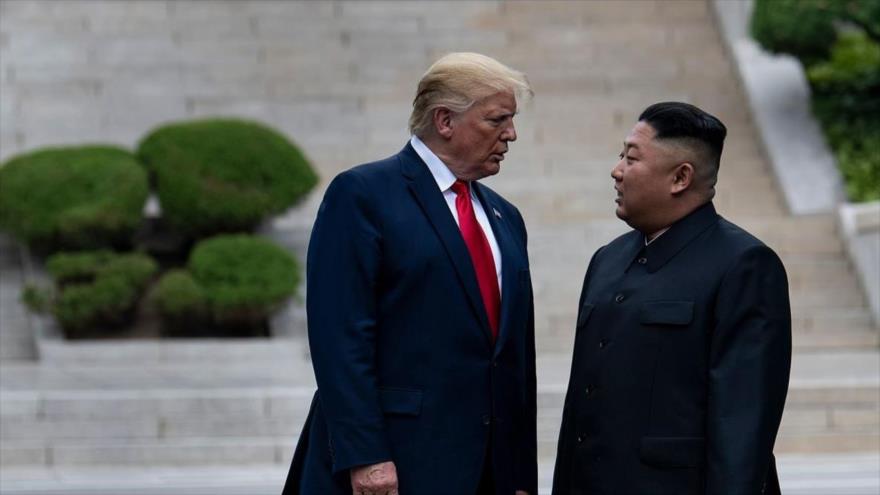 El expresidente estadounidense Donald Trump (izda.), reunido con el líder norcoreano, Kim Jong-un, en la Zona Desmilitarizada de Corea, 30 de junio de 2019. (Foto: AFP)