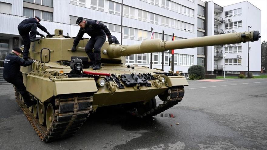 Miembros del Ejército caminan sobre un tanque, mientras Alemania entrega sus primeros tanques Leopard a Eslovaquia, Bratislava, 19 de diciembre de 2022. (Foto: Reuters)