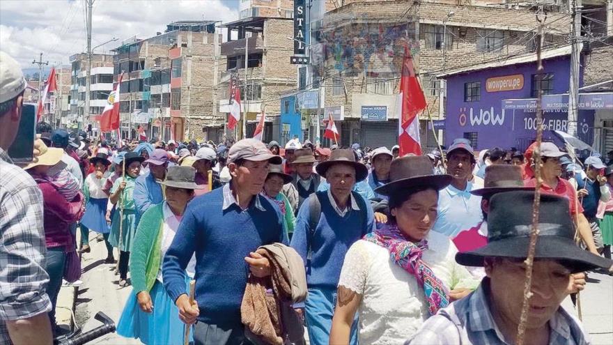 Miles de peruanos en caravana van a Lima a “recuperar la patria”