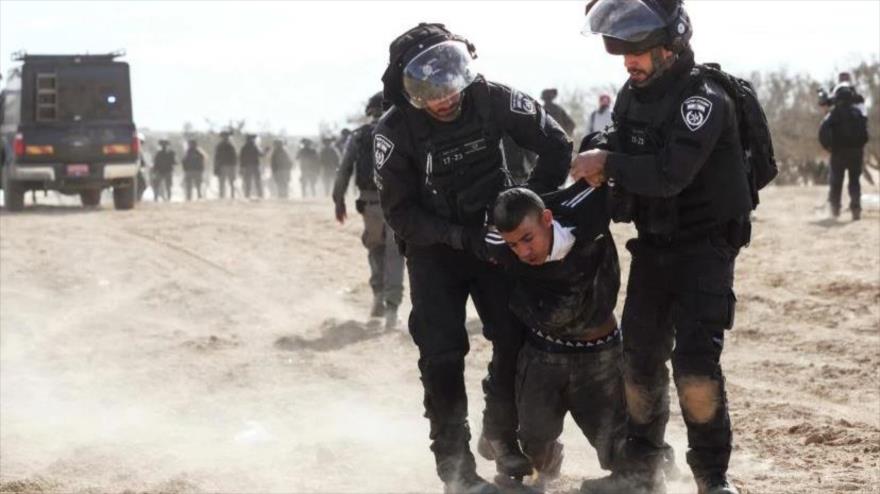 Fuerzas israelíes detienen a un palestino tras una protesta en la aldea de Al-Atrash, en el desierto de Néguev, 12 de enero de 2022 (Foto: Reuters)