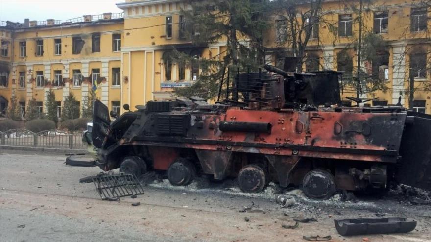 Un vehículo blindado de transporte de personal ucraniano destruido en Járkov. (Foto: Reuters)