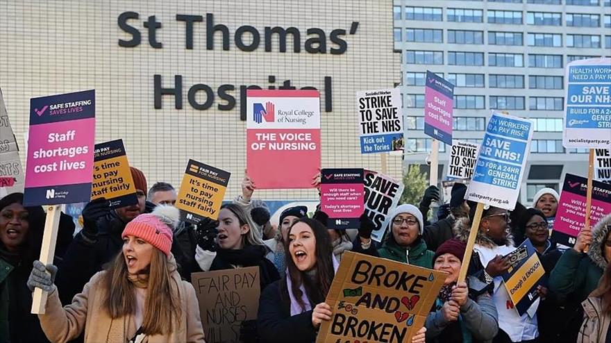 Los enfermeros del NHS forman un piquete frente al hospital de St. Thomas en el centro de Londres, capital británico, 15 de diciembre de 2022. (Foto: EFE)