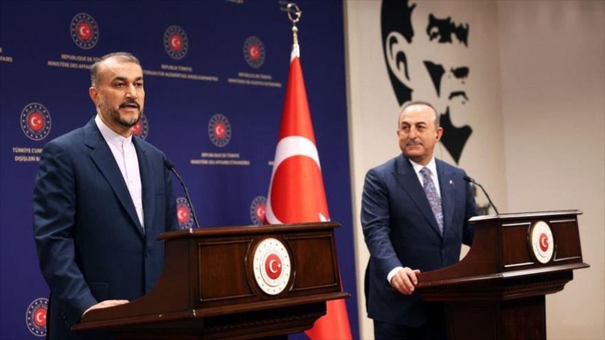 Canciller iraní, Hosein Amir Abdolahian (izda.), y su par turco, Mevlut Cavusoglu, en una conferencia de prensa, Ankara, 17 de enero de 2023. (Foto: AFP)