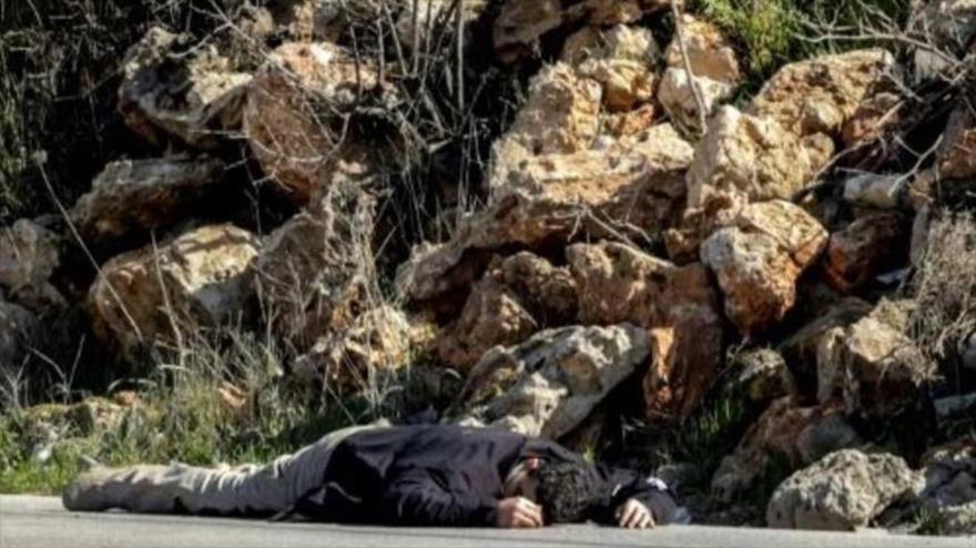 El cuerpo del palestino Hamdi Abu Dayyeh, abatido por soldados israelíes en Halhul, en la Cisjordania ocupada, 17 de enero de 2023. (Foto: AFP)