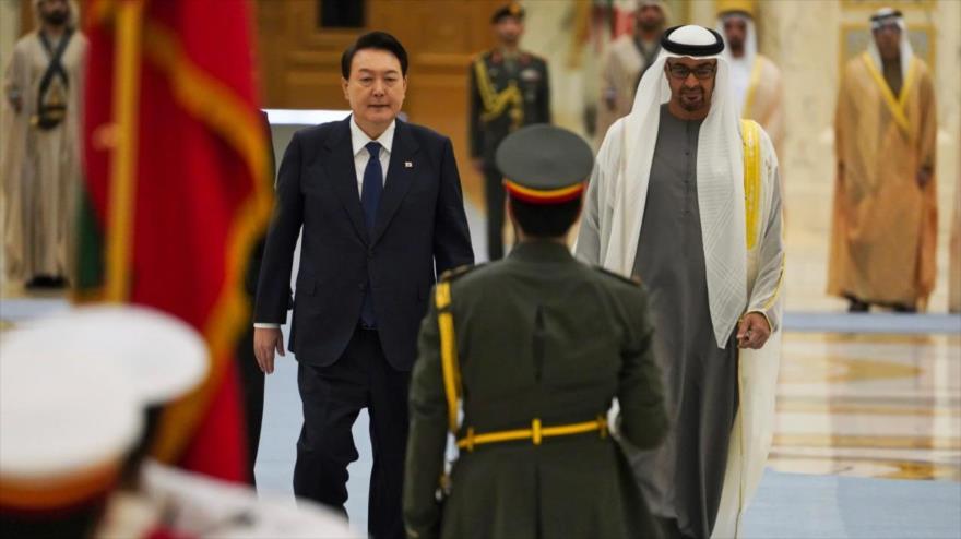 El presidente de Corea del Sur, Yoon Suk-yeol (izda.), reunido con el líder emiratí, el jeque Mohamed bin Zayed Al Nahyan, en Abu Dhabi, 15 de enero de 2023. (Foto: AP)