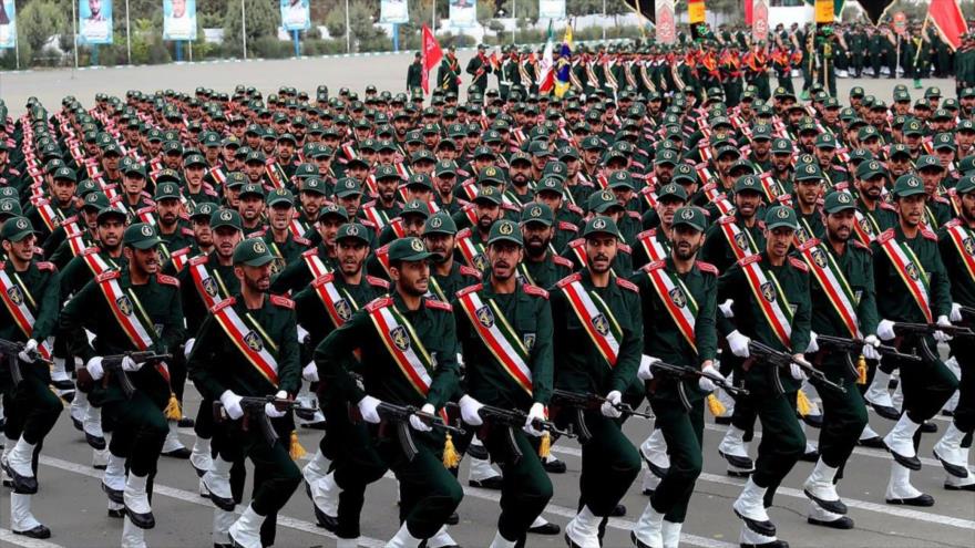 El Cuerpo de Guardianes de la Revolución Islámica (CGRI) de Irán realizan un desfile.
