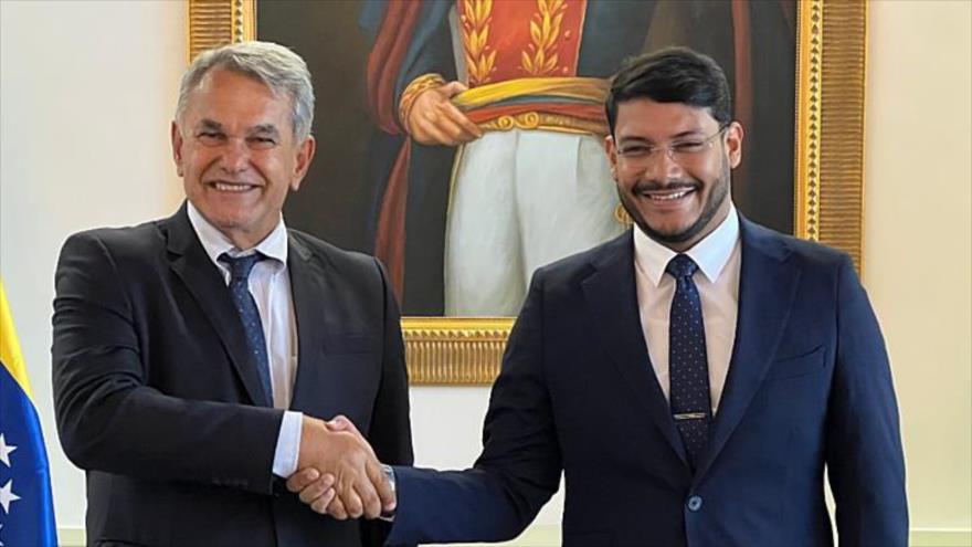 El encargado de negocios de Brasil para Caracas, Flávio Macieira, y el vicecanciller de Venezuela, Rander Peña (drcha.), 18 de enero de 2023. 
