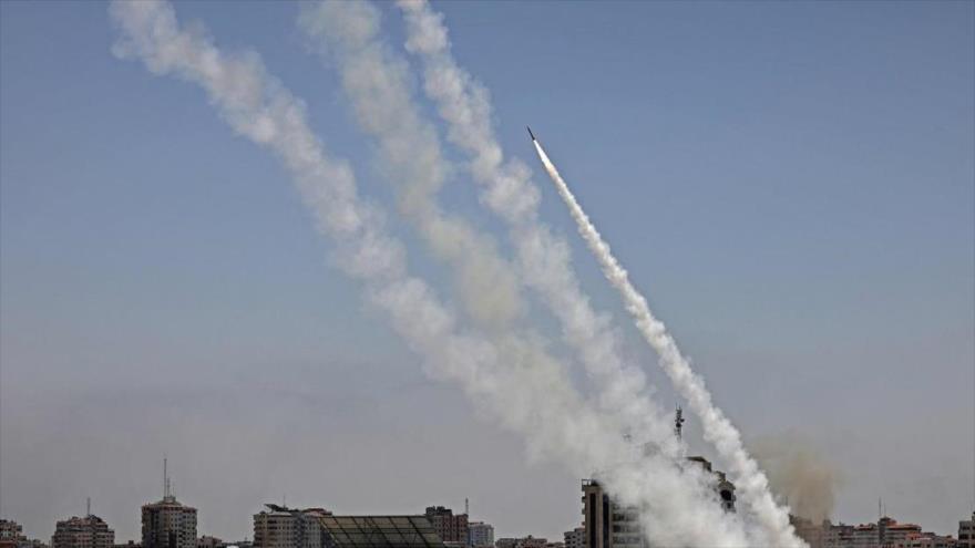 El lanzamiento de misiles por grupos de la Resistencia desde la Franja de Gaza.