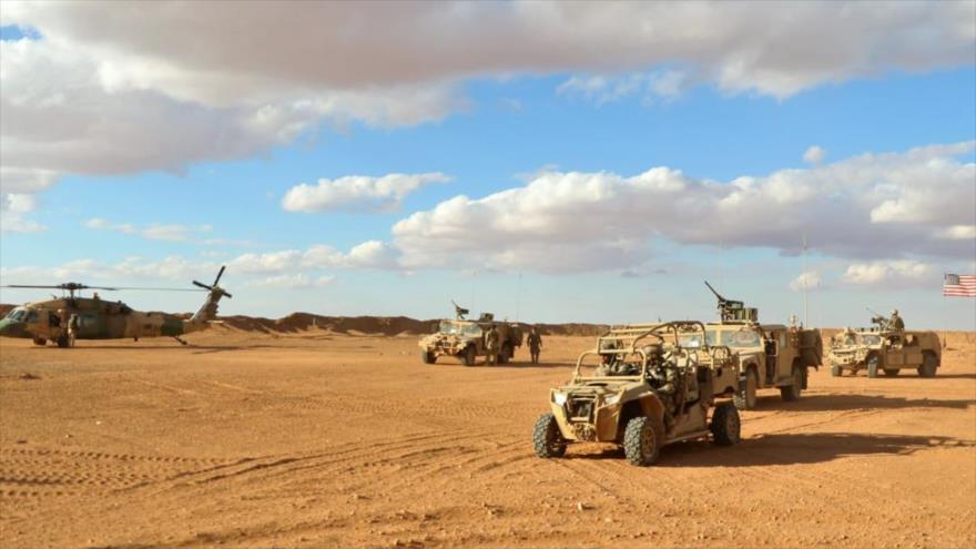 Un helicóptero militar y varios vehículos militares de EE.UU. se encuentran en la zona desértica de Al-Tanf, en el sureste de Siria.