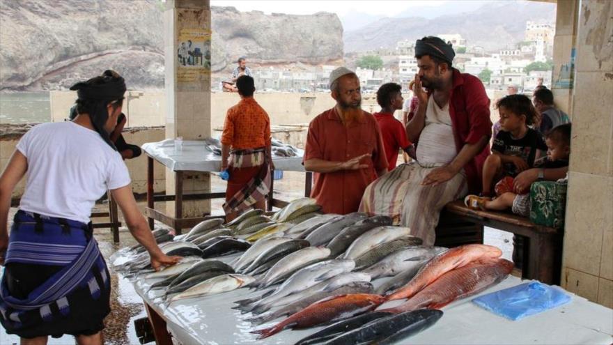 Un cliente revisa la exhibición de pescado en un mercado de pescado en Adén, Yemen, 31 de agosto de 2021. (Foto: Reuters)

