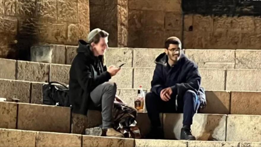 Sacrilegio: Colonos israelíes beben alcohol y orinan en Al-Aqsa