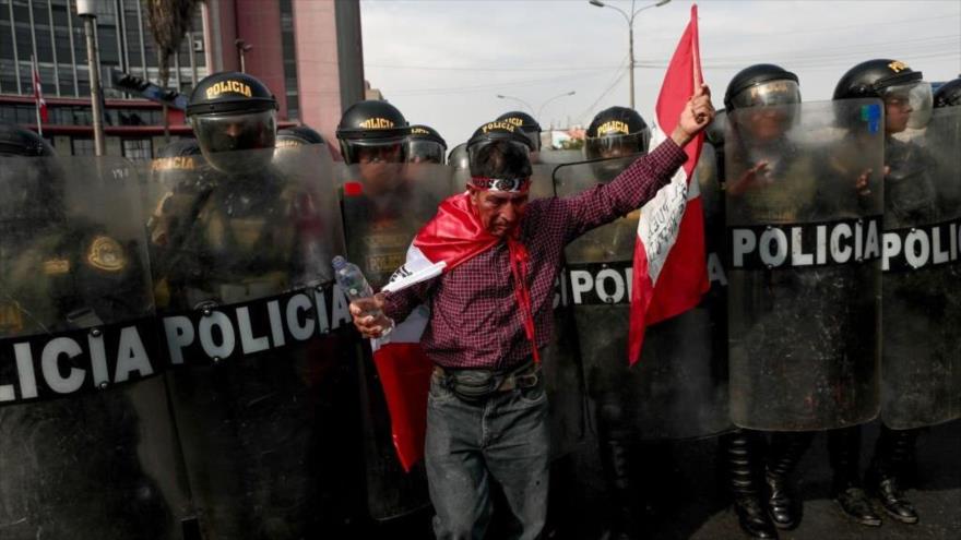 Policías reprimen a los manifestantes que exigen la renuncia de la presidenta peruana, Dina Boluarte, en Lima, 19 de enero de 2023.