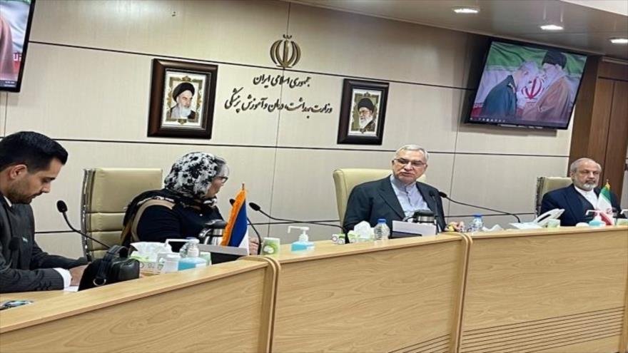 El ministro de Salud iraní, Bahram Einolahi, y su homóloga nicaragüense, Martha Reyes, en Teherán, 21 de enero de 2023.