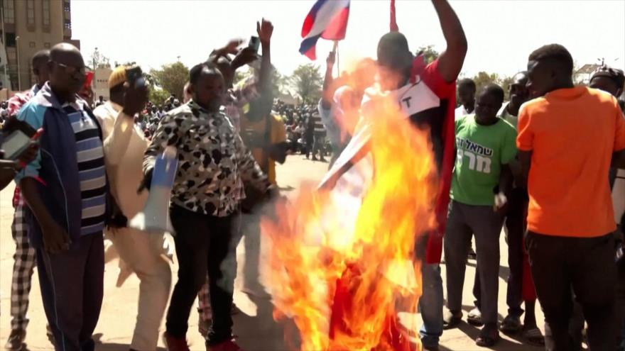 Manifestación en la plaza de la Nación de Uagadugú (Burkina Faso) contra la presencia francesa, 20 de enero de 2023. (Foto: Reuters)