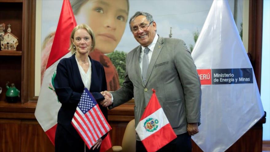 La embajadora de EE.UU., Lisa Kenna, reunida con el ministro de Energía y Minas de Perú, Óscar Vera Gargurevich, 18 de enero de 2023.