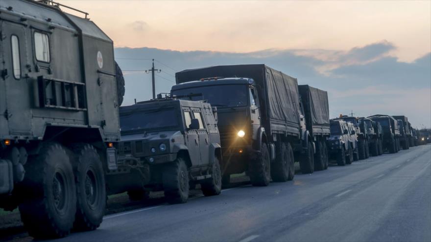 Vista de vehículos militares rusos mientras avanzan hacia la frontera en la región de Donbas, Ucrania, 23 de febrero de 2022. (Foto: Getty Images)