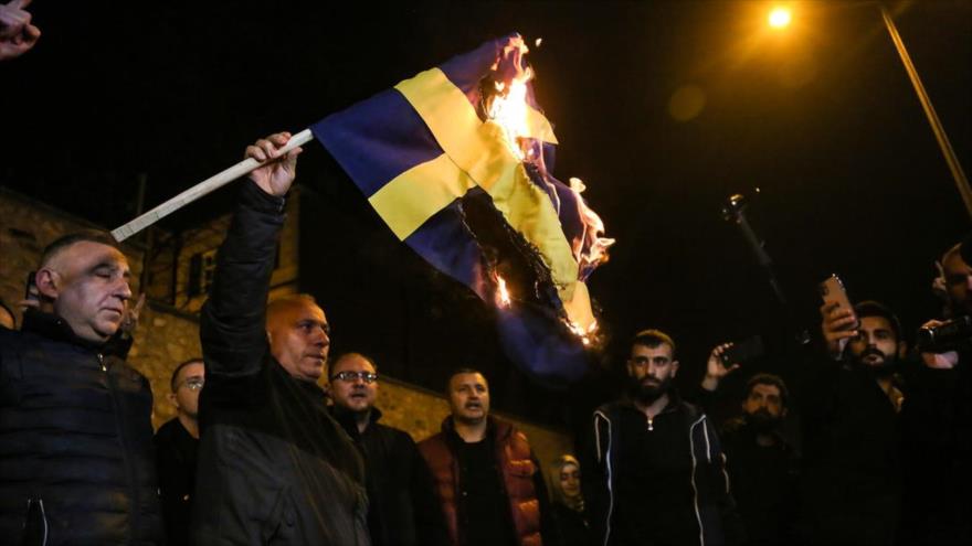 Vídeo: Prenden fuego a bandera sueca en Turquía tras blasfemia a Corán