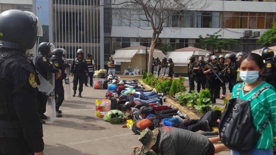 Petro pide respuesta de la OEA ante represión policial en Perú