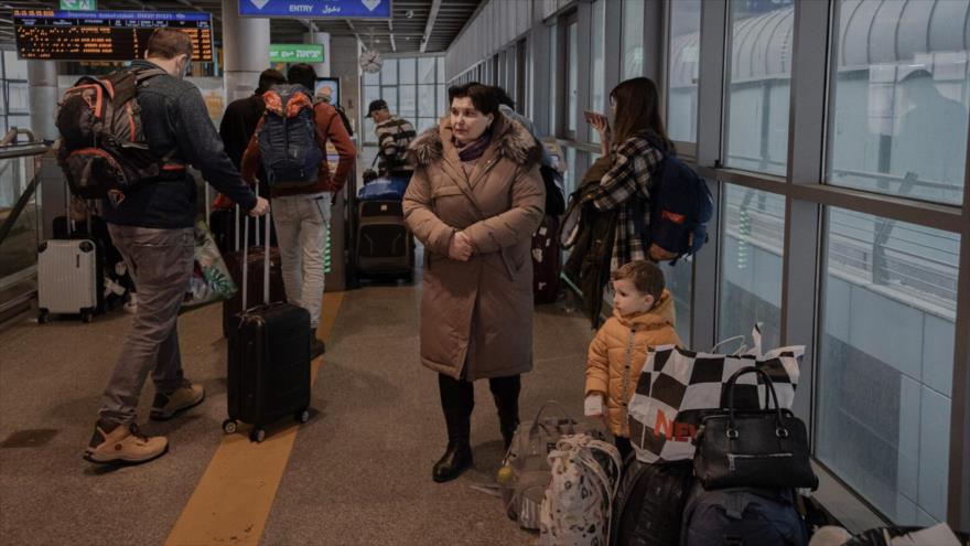 Refugiados ucranianos en un aeropuerto en los territorios ocupados por Israel. (Foto: The New York Times)