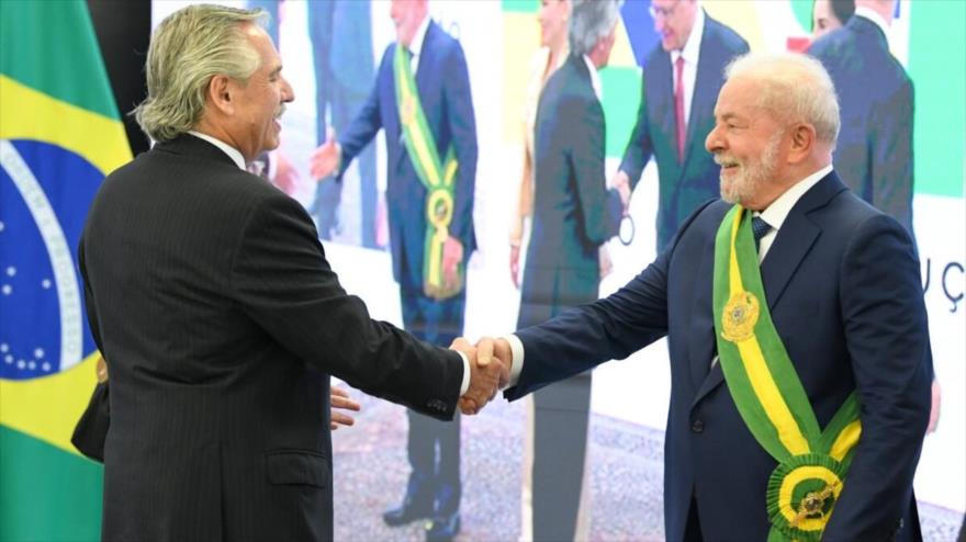 El presidente de Argentina, Alberto Fernández (dcha.) y su par de Brasil, Luiz Inácio Lula da Silva, Brasilia, 1 de enero de 2023.