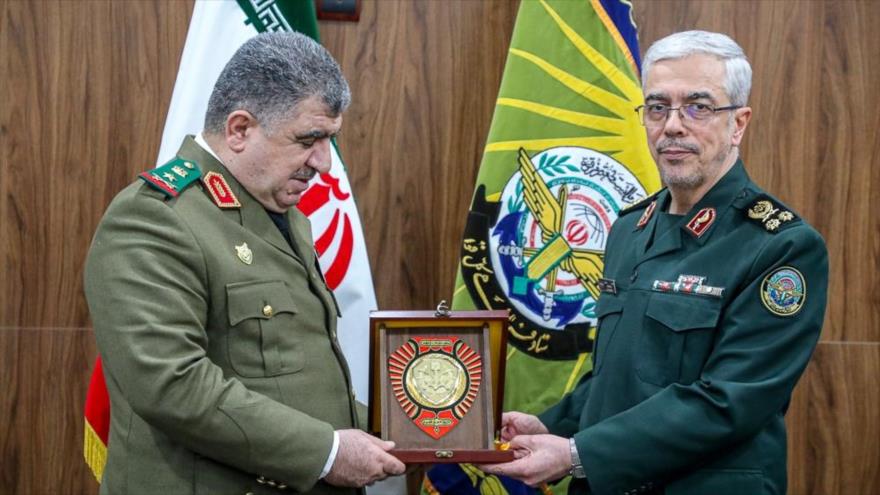 Jefe del Estado Mayor de las Fuerzas Armadas de Irán, (dcha.) y el ministro de Defensa de Siria, Teherán, 23 de enero de 2023. (Foto: Defa Press)
