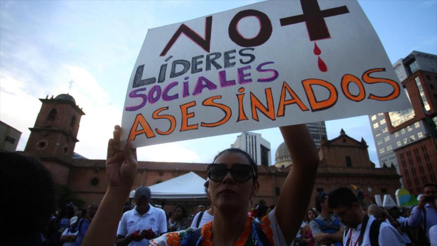 Colombianos denuncian en una marcha el asesinato de los líderes sociales por los grupos armados ilegales. 