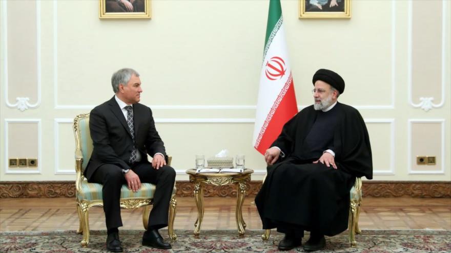 El presidente iraní, Seyed Ebrahim Raisi (dcha.), reunido con el jefe de la Duma Rusa, Vyacheslav Volodin, en Teherán, 23 de enero de 2023.
