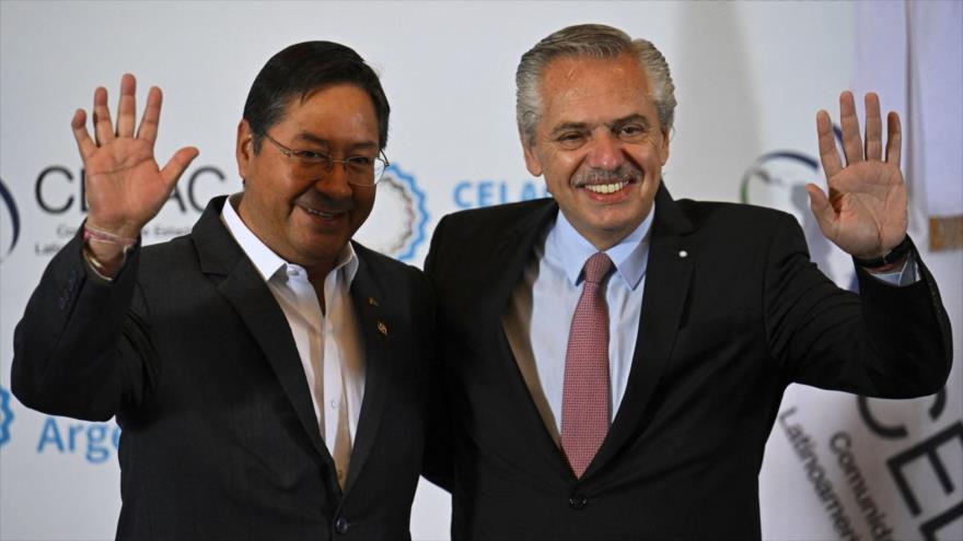 El presidente boliviano (izq.) con su homólogo argentino durante la cumbre de la Celac en Buenos Aires, Argentina, 24 de enero de 2023. (Foto: Getty Images)