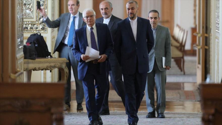 El canciller iraní, Hosein Amir Abdolahian (dcha.), y el jefe de política exterior de la UE, Josep Borrell, tras asistir a una rueda de prensa en Teherán, 25 de junio de 2022.