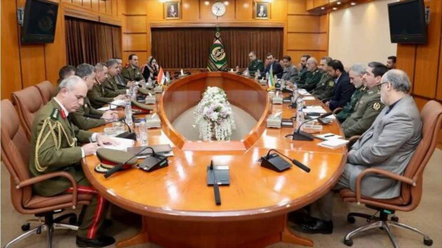 Delegaciones encabezadas por los ministros de Defensa de Irán y Siria en una reunión en Teherán, 24 de enero de 2023.