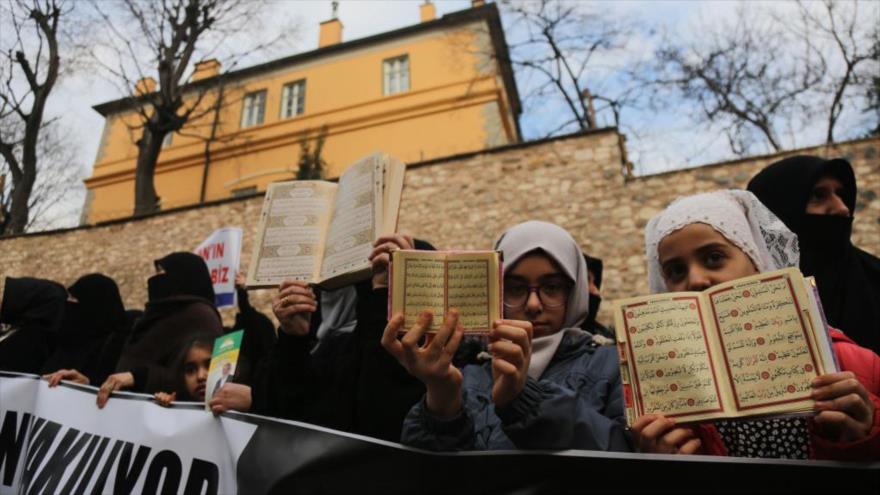 Una protesta frente al consulado de Suecia en Estambul, Turquía, en protesta por blasfemia del sagrado Corán. (Foto: Getty Images)