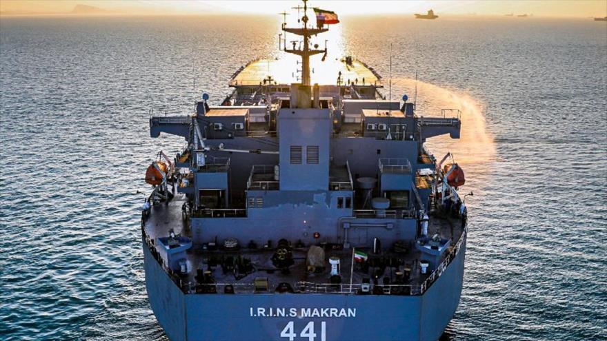 Buque base avanzado de Makran de la Armada iraní durante una maniobra naval, 16 de enero de 2021. 