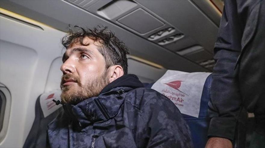Hasan Firuzi, a bordo de un avión tras ser detenido en el sur de Irán.