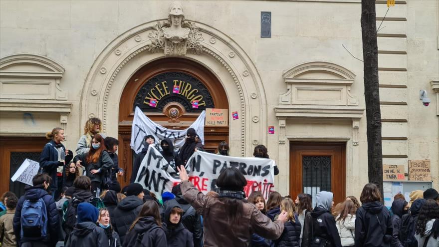 Sindicatos franceses llaman a huelga y bloqueo de escuelas | HISPANTV