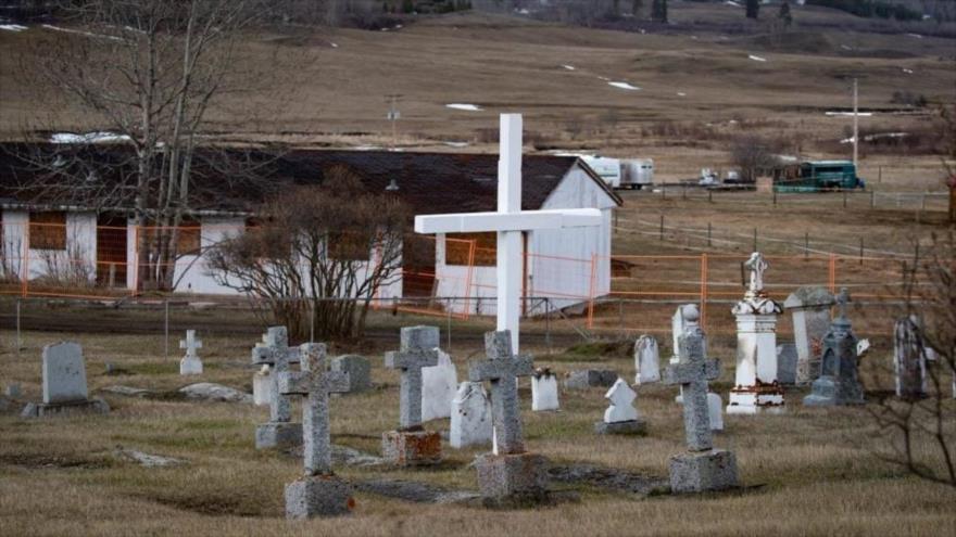 Un cementerio y un edificio abandonado se ven en los antiguos terrenos de la escuela residencial St. Josephs Mission, en Williams Lake, 30 de marzo de 2022.